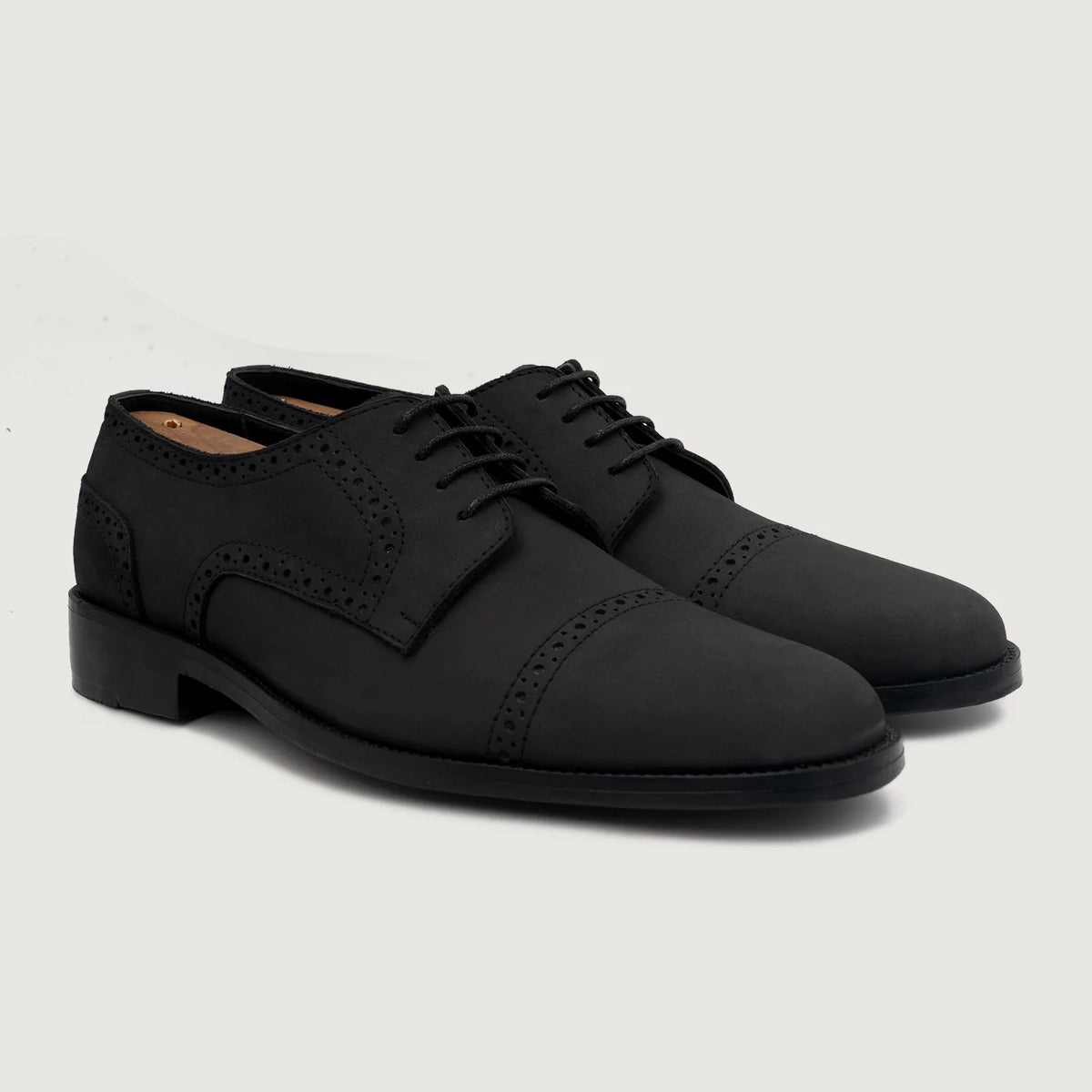 Dirk Brogues Derby 经典黑 Nubuck 真皮皮鞋 男士 For Men 经典黑色头层牛皮 - 侧面轮廓视角 | 官方商城选购