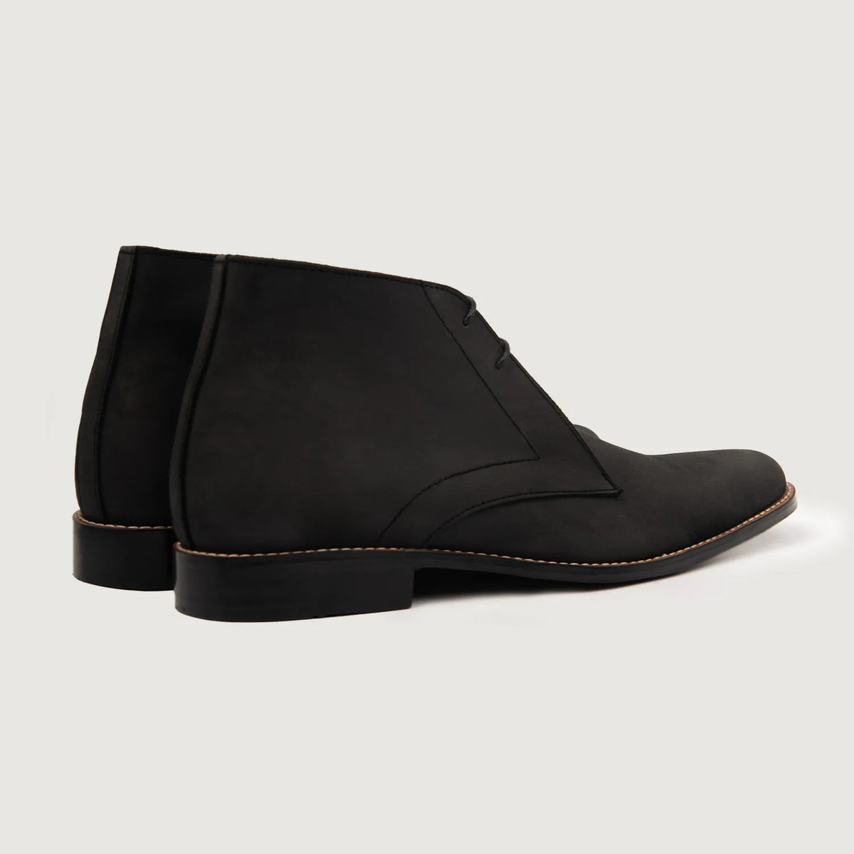 Corry Chukka 经典黑 Nubuck 真皮工装靴马丁靴 男士 For Men - 加固鞋跟护壁与高密度双排走线细节