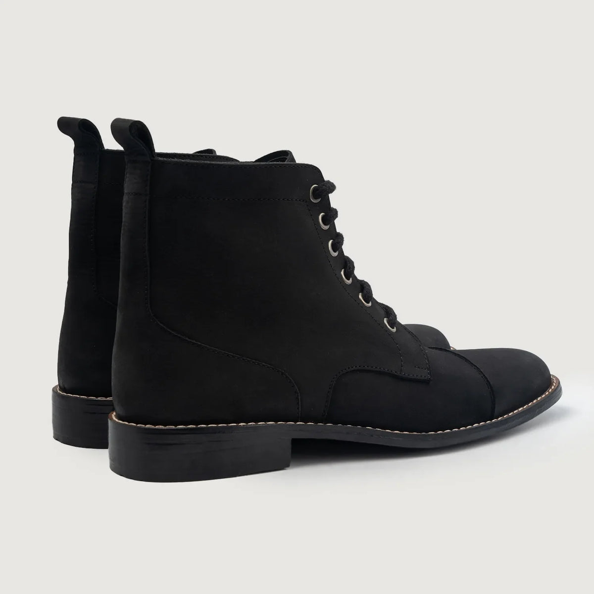 Knight Derby 经典黑 Nubuck 真皮工装靴马丁靴 男士 For Men - 加固鞋跟护壁与高密度双排走线细节
