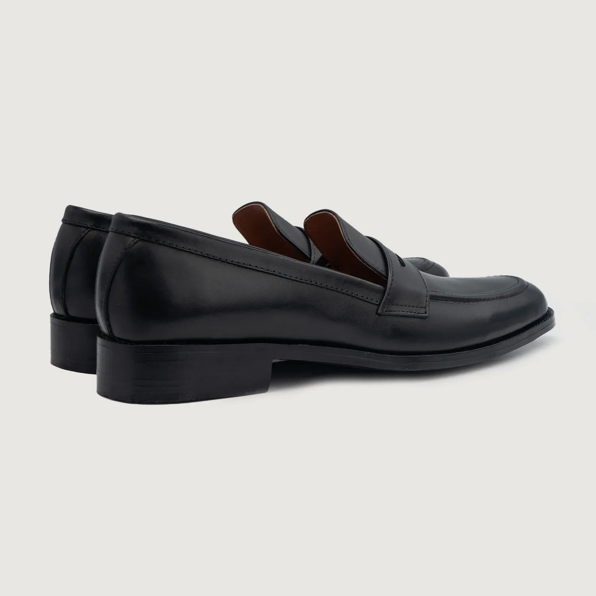 High-Traction Rubber Outsole & Lug Tread Pattern on Baxton 经典黑 真皮乐福鞋 男士 For Men