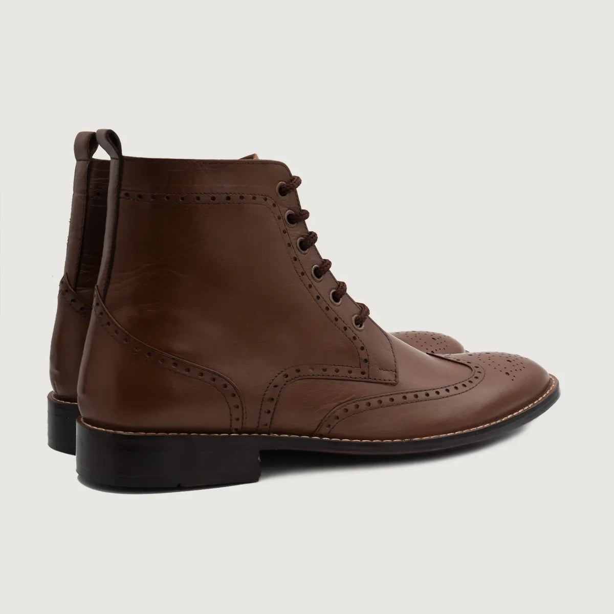 Duster Brogues Derby 复古棕 真皮工装靴马丁靴 男士 - 展现立体袖型与合身版型的侧身视角