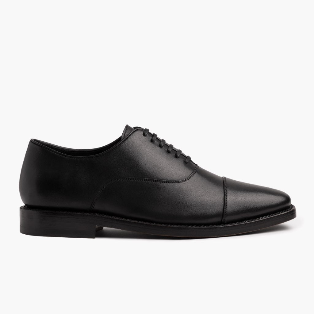 Black Full-Grain leather Sneakers - 固特异沿条缝制工艺与鞋头细节