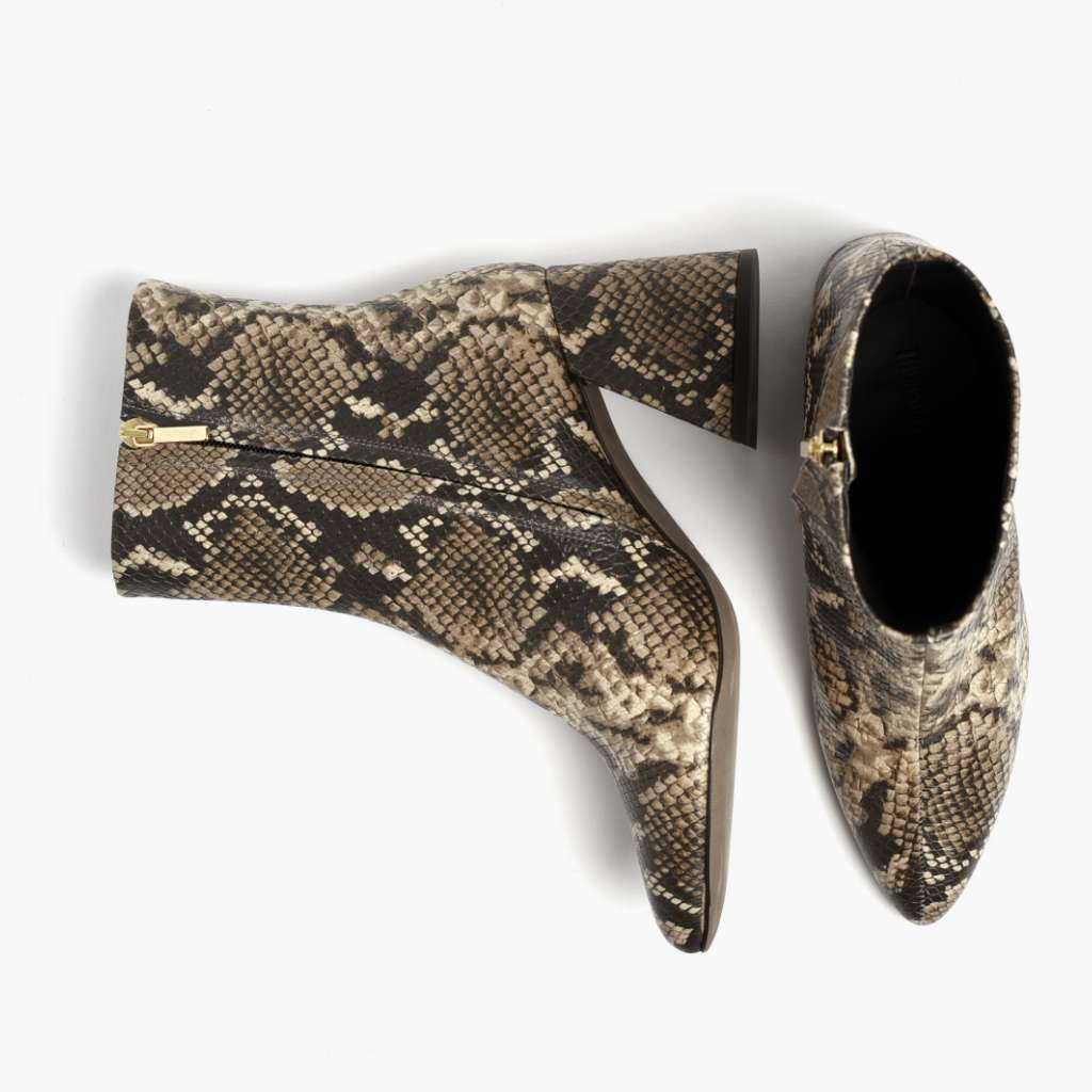 High-Traction Rubber Outsole & Lug Tread Pattern on Heartbreaker Snake Print 真皮工装靴马丁靴 女士