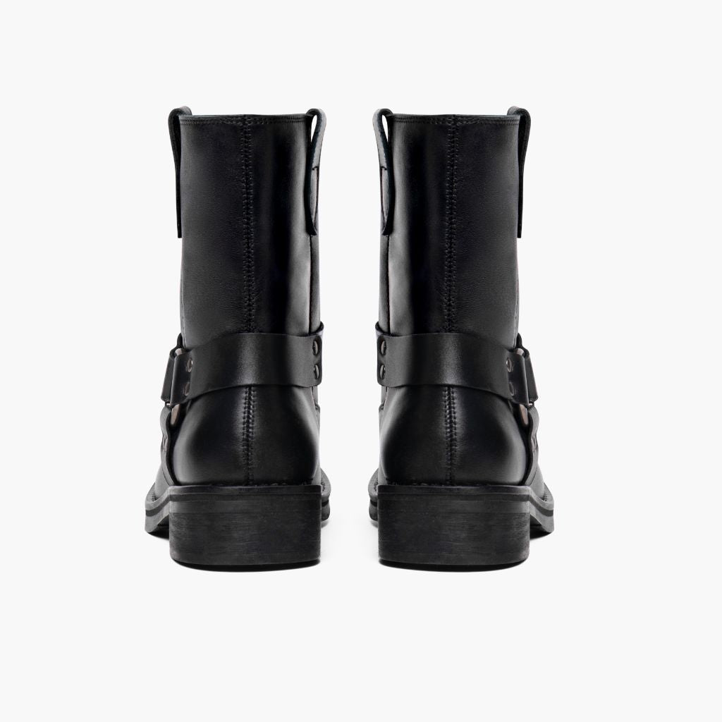 High-Traction Rubber Outsole & Lug Tread Pattern on Outlaw 经典黑 真皮工装靴马丁靴 女士