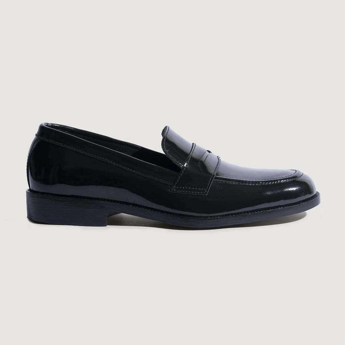 Patent Black Full-Grain leather Loafers - 固特异沿条缝制工艺与鞋头细节