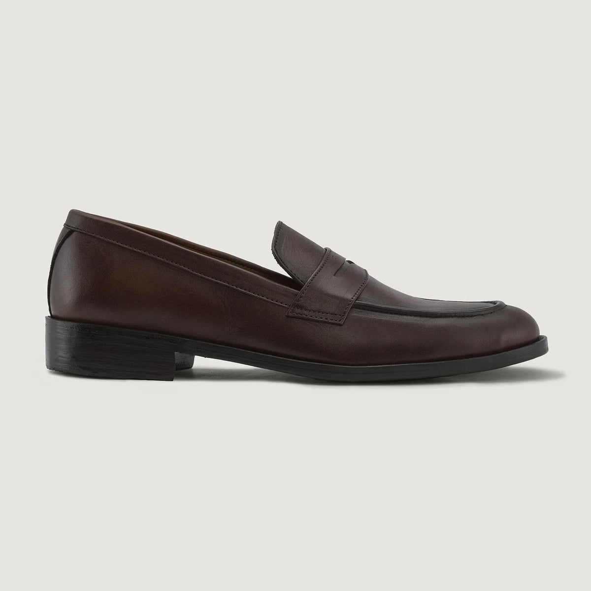 Burnished Brown Full-Grain leather Loafers - 固特异沿条缝制工艺与鞋头细节