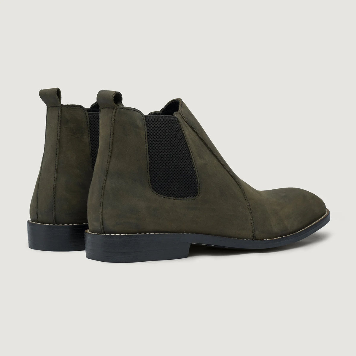 High-Traction Rubber Outsole & Lug Tread Pattern on Clarkson Chelsea Olive Pullup 真皮工装靴马丁靴 - StudGuard 男士