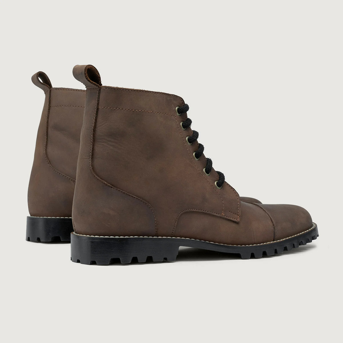 Knight Derby Waxed Brown Pullup Leather Boots TerraGrip For Men - 加固鞋跟护壁与高密度双排走线细节
