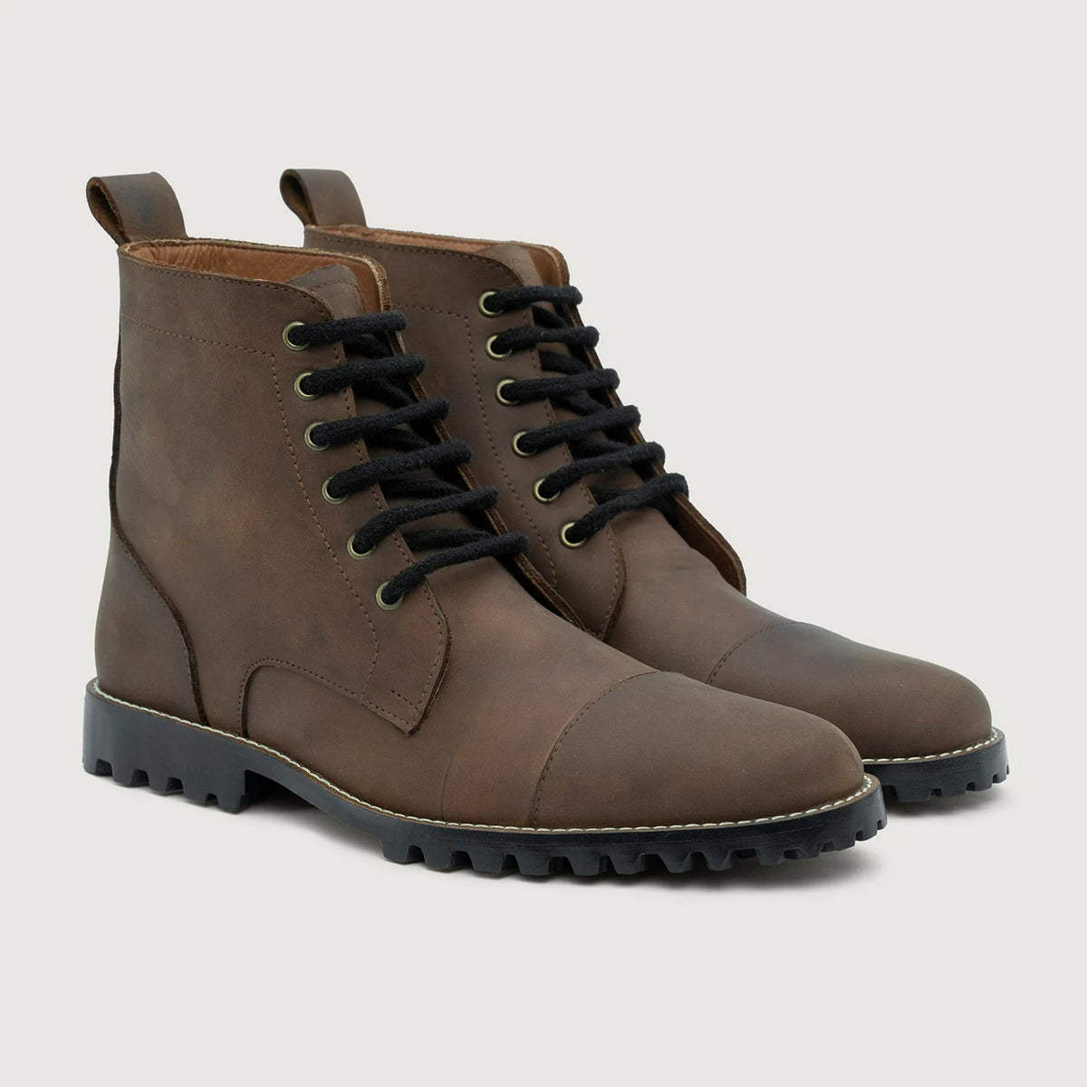 Knight Derby Waxed Brown Pullup Leather Boots TerraGrip For Men in Waxed Brown Full-Grain Leather - 侧面轮廓视角 | 官方商城选购