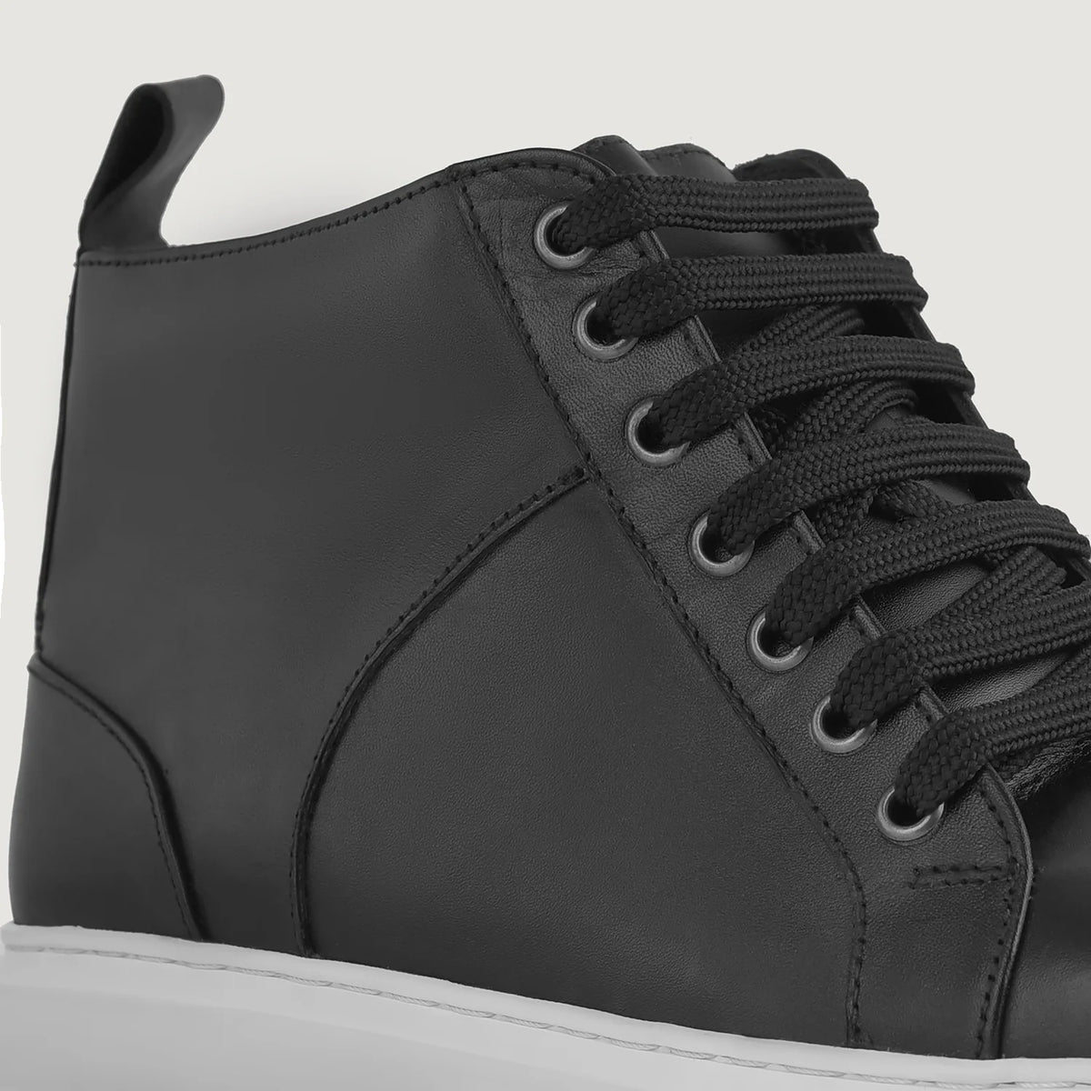 High-Traction Rubber Outsole & Lug Tread Pattern on Marty High Top 经典黑 真皮休闲板鞋运动鞋 男士