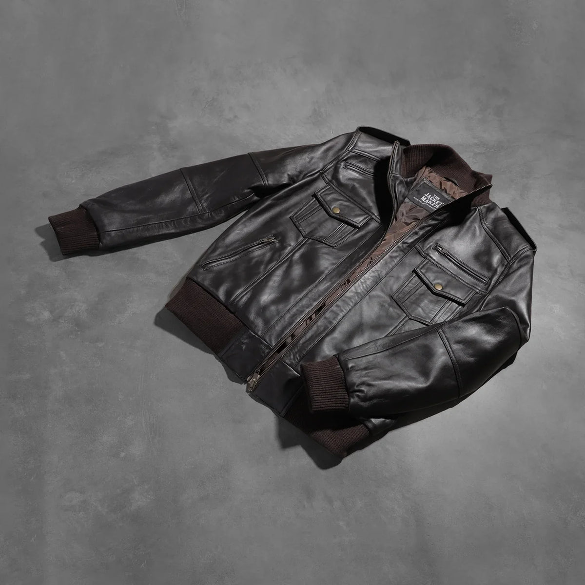 Styled Fit Perspective of Men's Agent Shadow 棕色 真皮飞行员夹克 男士 on Model - Natural Daylight Drape
