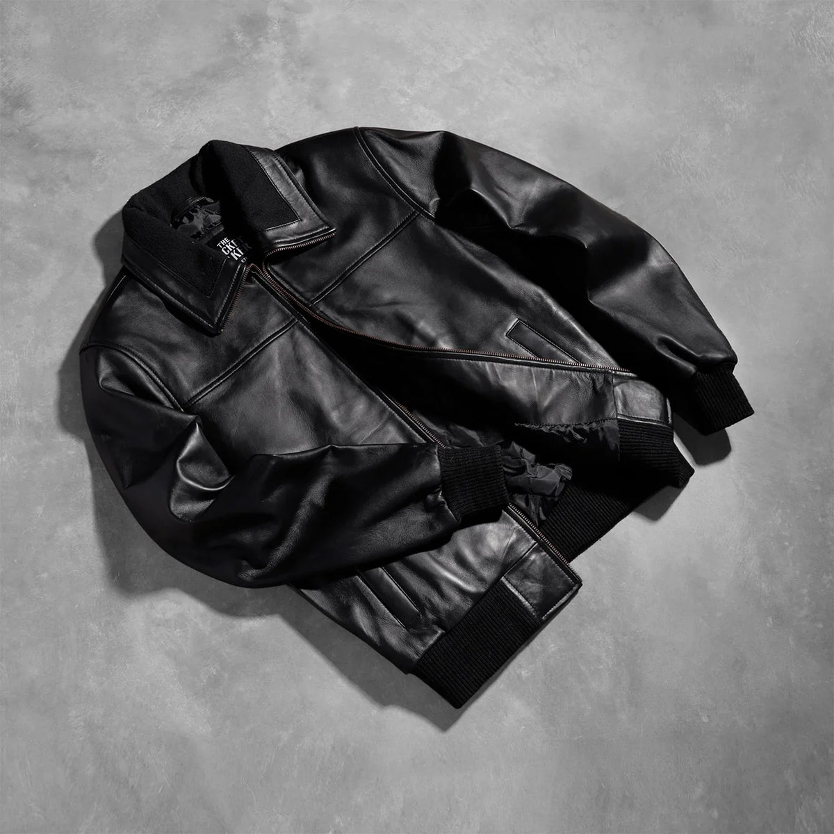 Styled Fit Perspective of Men's Air Rolf 黑色 真皮飞行员夹克 男士 on Model - Natural Daylight Drape