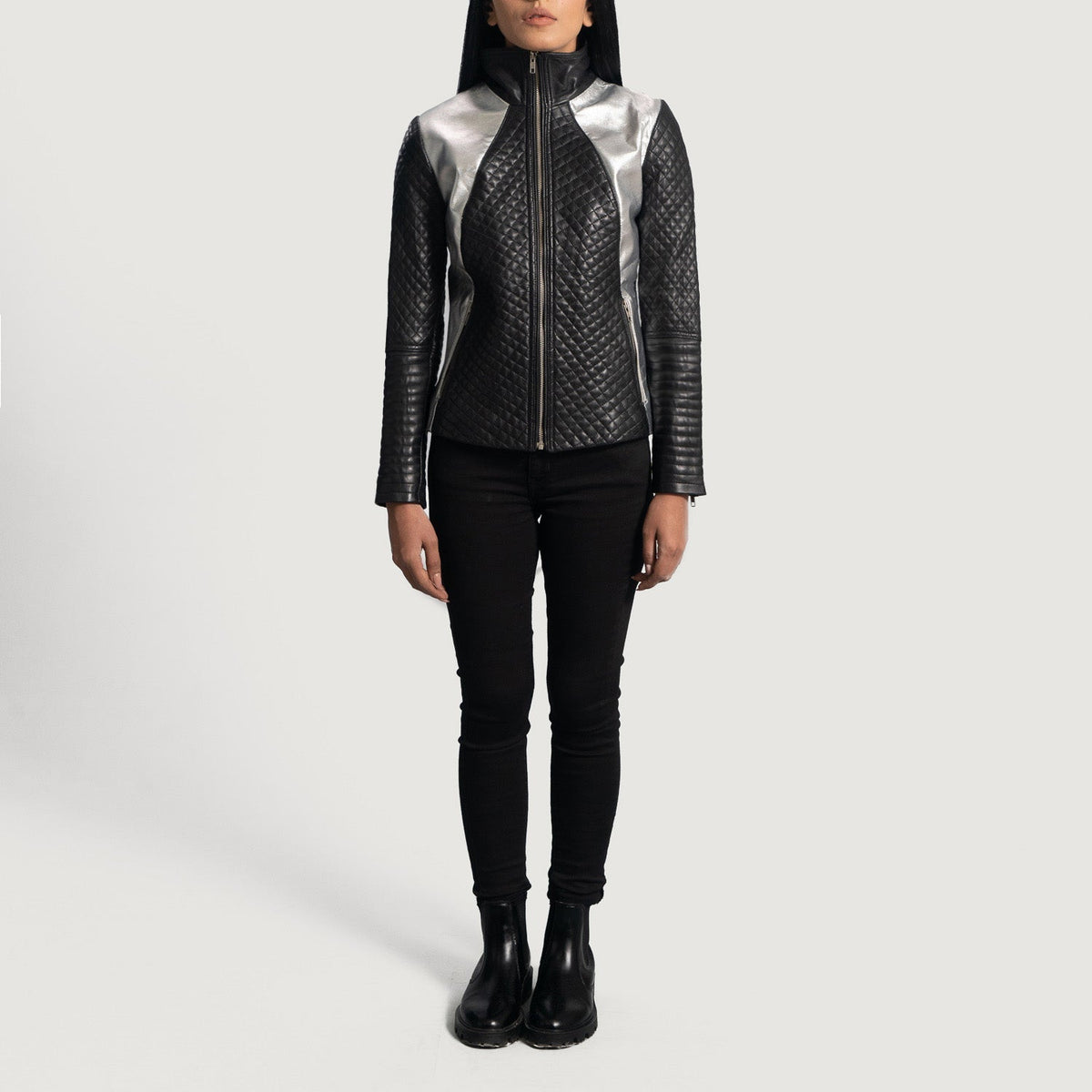 Close-Up Detail of High Neck &amp; Zipper Hardware on Women's Alia Metallic 黑色 真皮机车夹克 女士