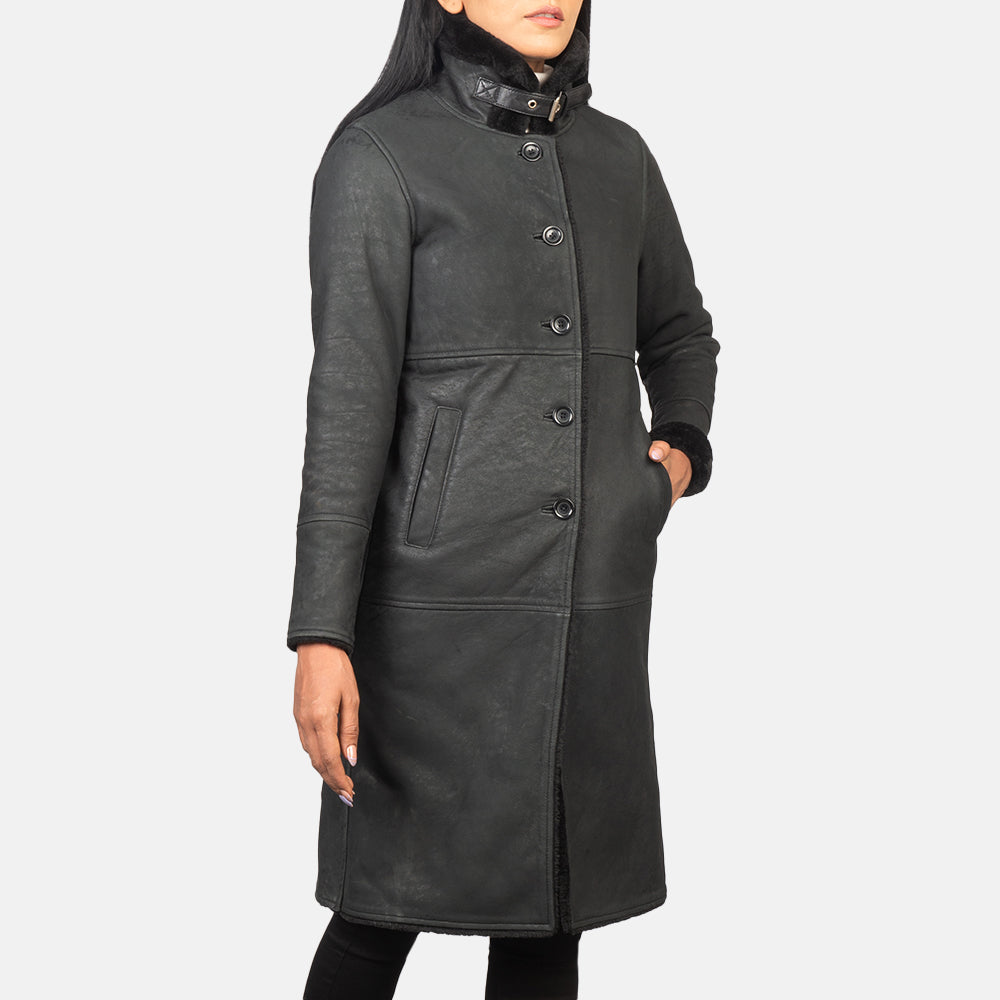 
Distressed Black Sheepskin Leather Aviator Jacket - 展现肩线贴合与利落下摆的背部视角
