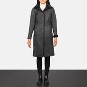 
Alina Shearling 经典黑 真皮大衣 女士 - 展现立体袖型与合身版型的侧身视角