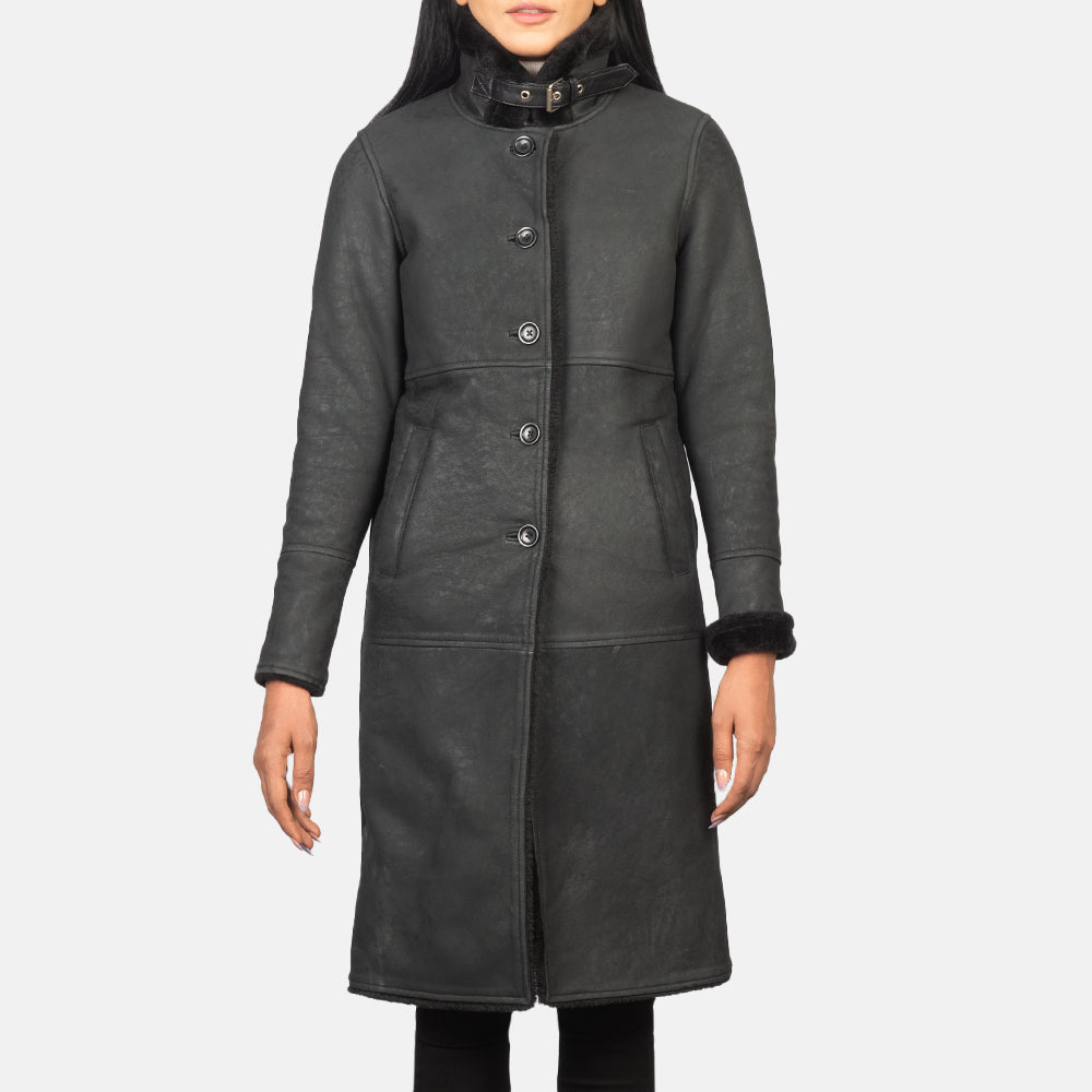 
细节特写 of Buckled Collar & Button Hardware on Alina Shearling 经典黑 真皮大衣 女士