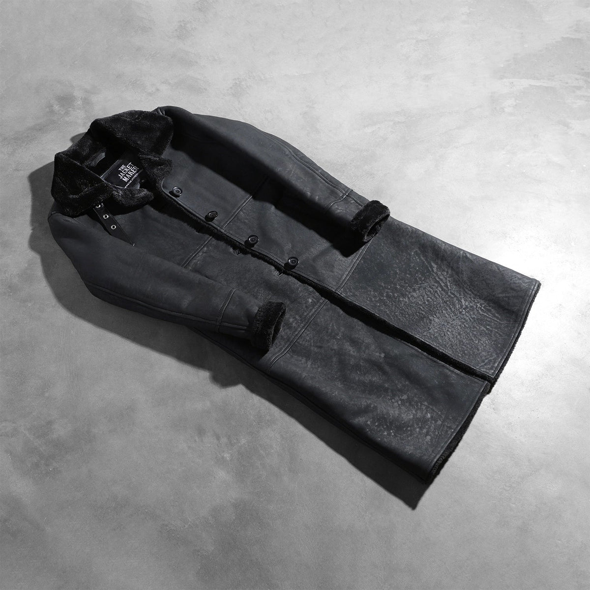 
Open Hem & Hem Craftsmanship Construction Detail on Alina Shearling 经典黑 真皮大衣 女士