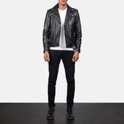 
Allaric Alley Black Leather Biker Jacket - 展现立体袖型与合身版型的侧身视角
