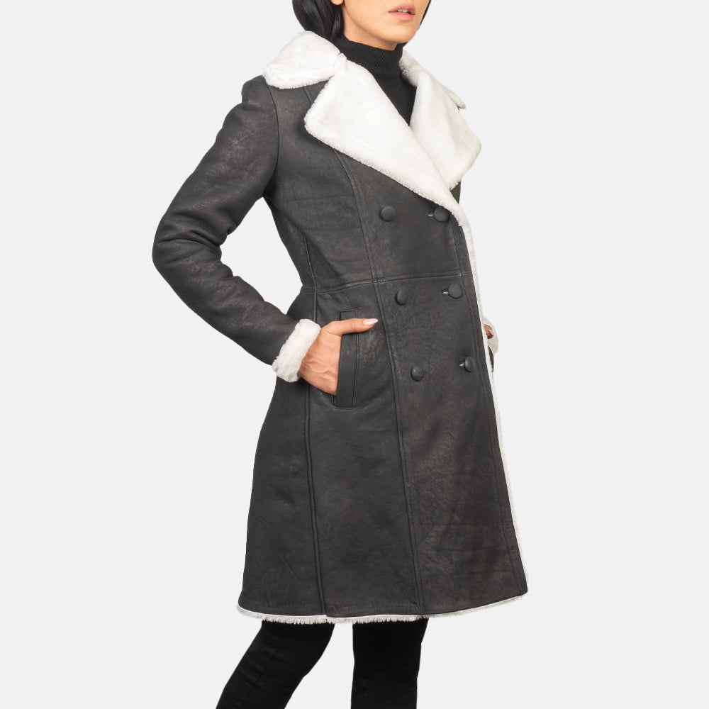 
Amie Black Double Breasted Shearling Coat - 展现立体袖型与合身版型的侧身视角
