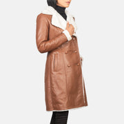 
Amie Brown Double Breasted Shearling Coat - 展现立体袖型与合身版型的侧身视角
