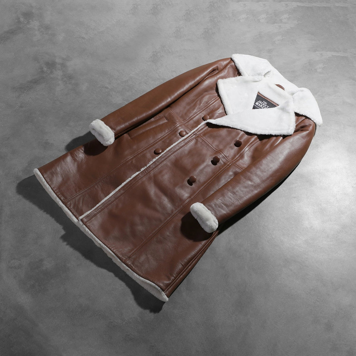 
模特上身效果： Amie Brown Double Breasted Shearling Coat 模特试穿展示（自然光垂坠质感）