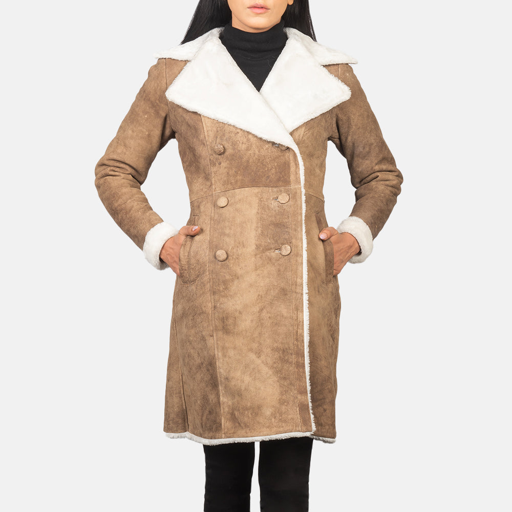 Amie Distressed Brown Double Breasted Shearling Coat - 展示利落袖形与运动流线轮廓的侧身轮廓