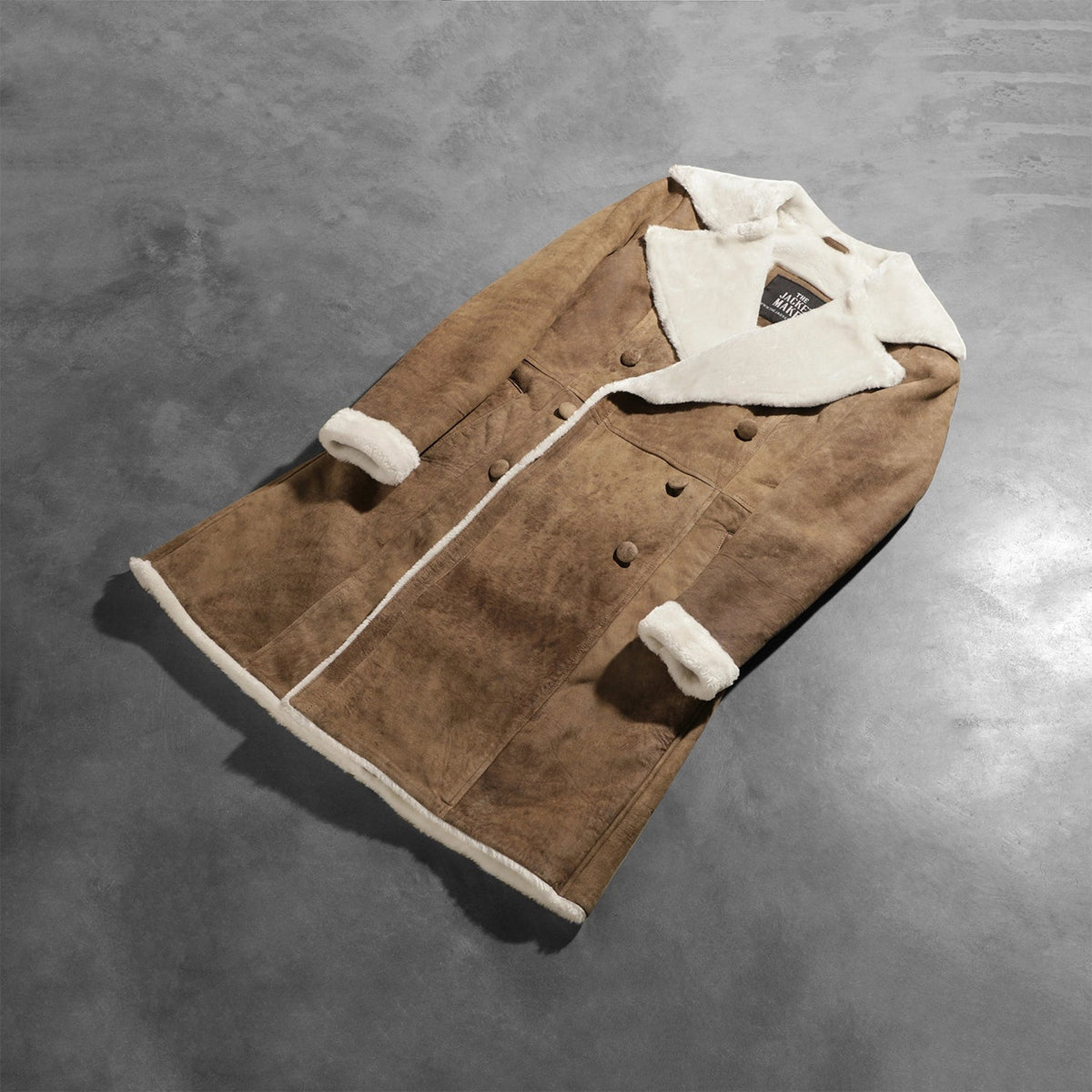 模特上身造型展示： Amie Distressed Brown Double Breasted Shearling Coat 自然光线下展现天然垂坠质感