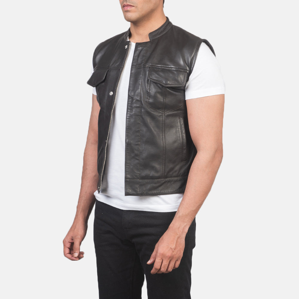 
Brown Sheepskin Leather Biker Jacket - 展现肩线贴合与利落下摆的背部视角