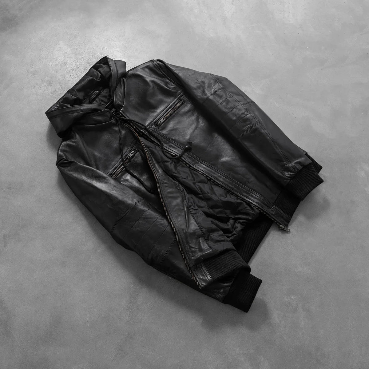 
模特上身效果： Bouncer Biz Black Leather Hooded Bomber Jacket 模特试穿展示（自然光垂坠质感）