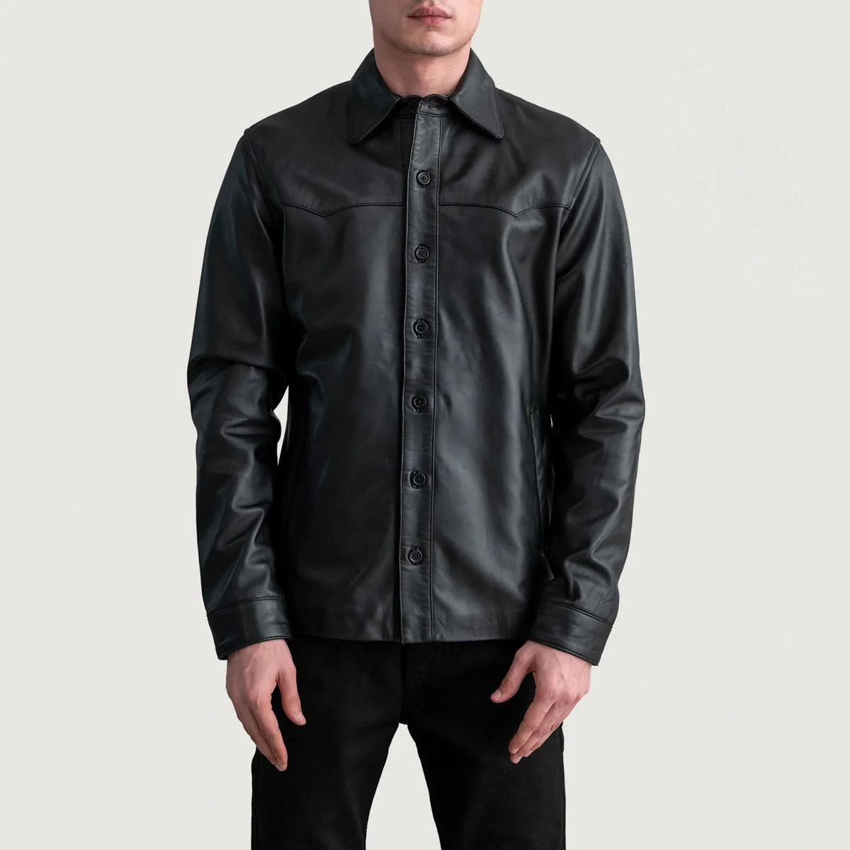 
Bronco 经典黑 Leather Shirt 男士 - 展现立体袖型与合身版型的侧身视角