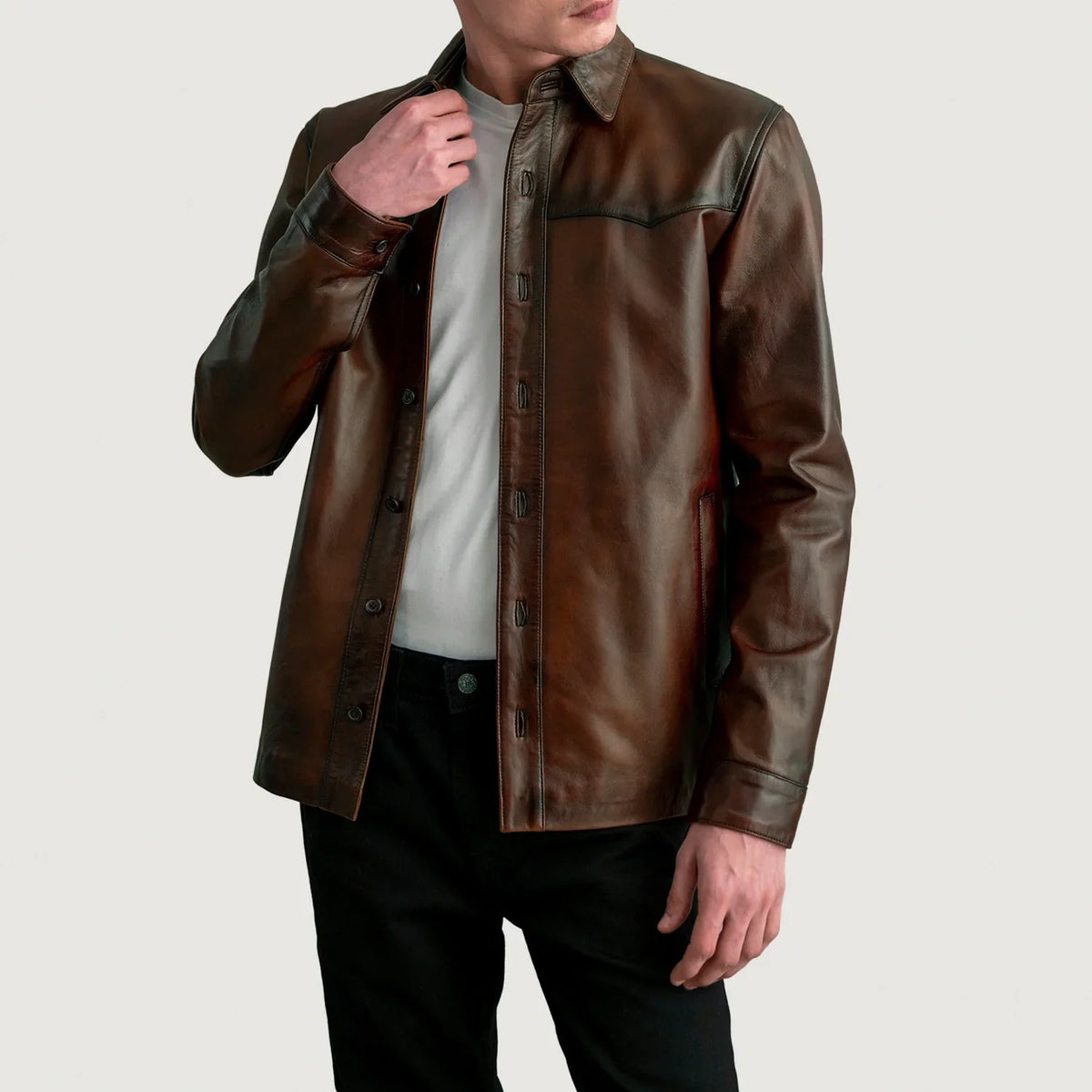 
Bronco Distressed 复古棕 Leather Shirt 男士 in Distressed Brown Sheepskin Leather - 正面版型与定制立体剪裁轮廓 | 官方商城选购