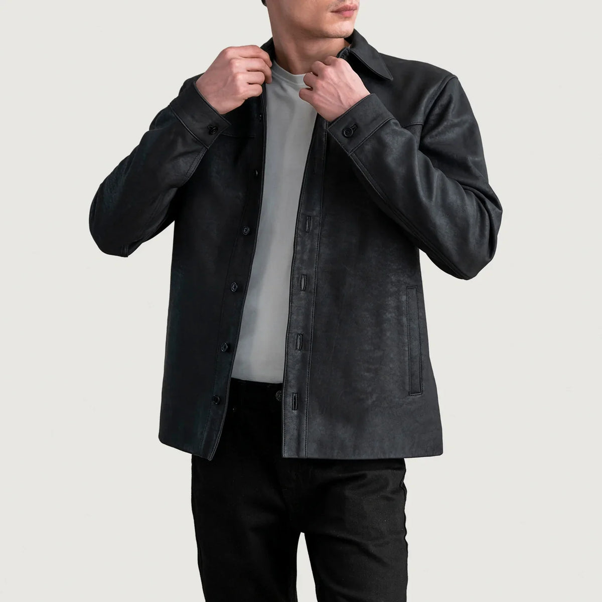 
Bronco Tumbled 经典黑 Leather Shirt 男士 in Tumbled Black Sheepskin Leather - 正面版型与定制立体剪裁轮廓 | 官方商城选购