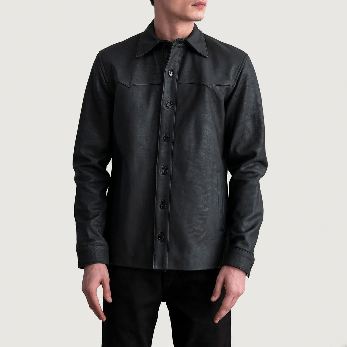 
Bronco Tumbled 经典黑 Leather Shirt 男士 - 展现立体袖型与合身版型的侧身视角
