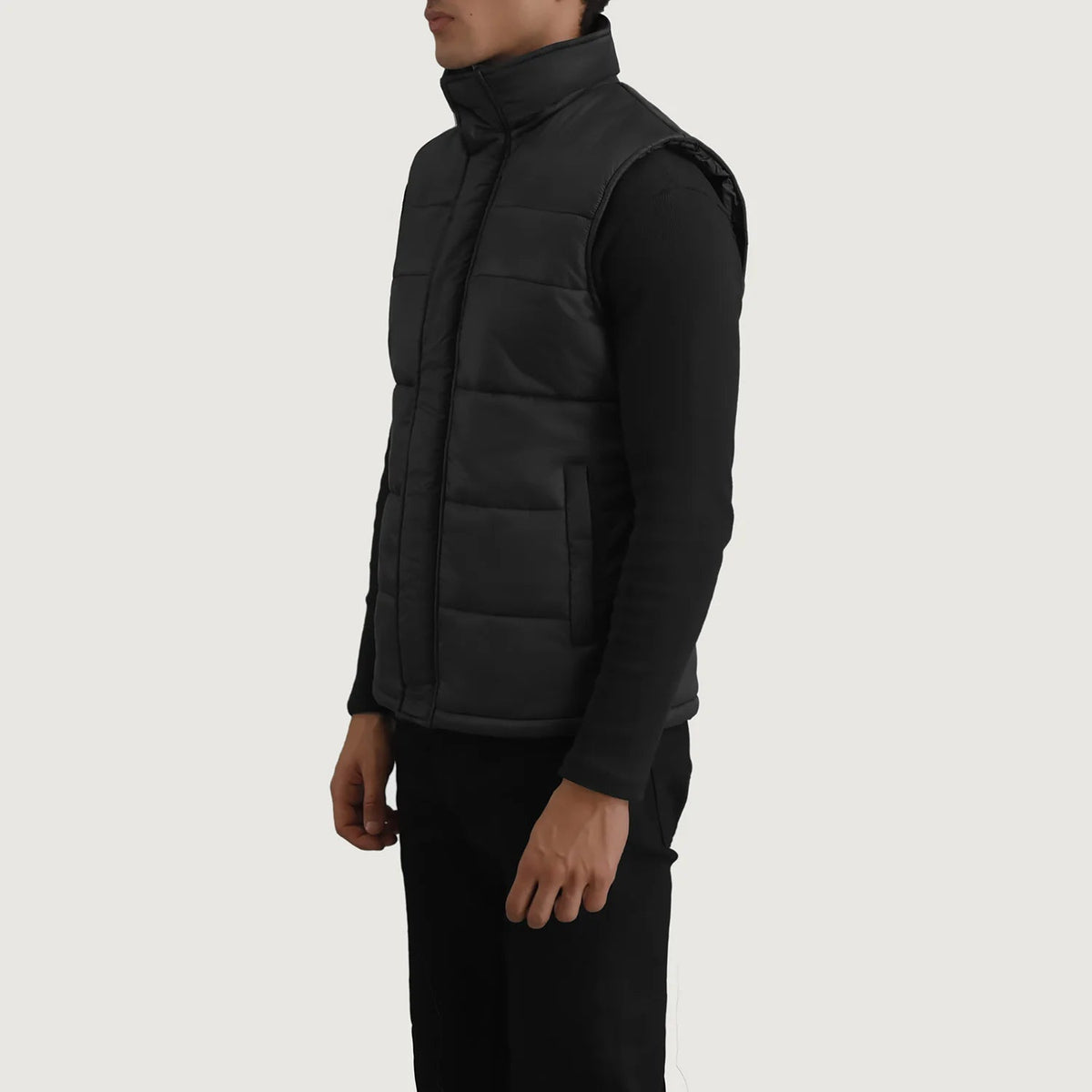 
Black Full-Grain leather Vest - 展现肩线贴合与利落下摆的背部视角