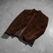 
模特上身效果： Charcoal Mocha Suede 真皮机车皮衣 男士 模特试穿展示（自然光垂坠质感）