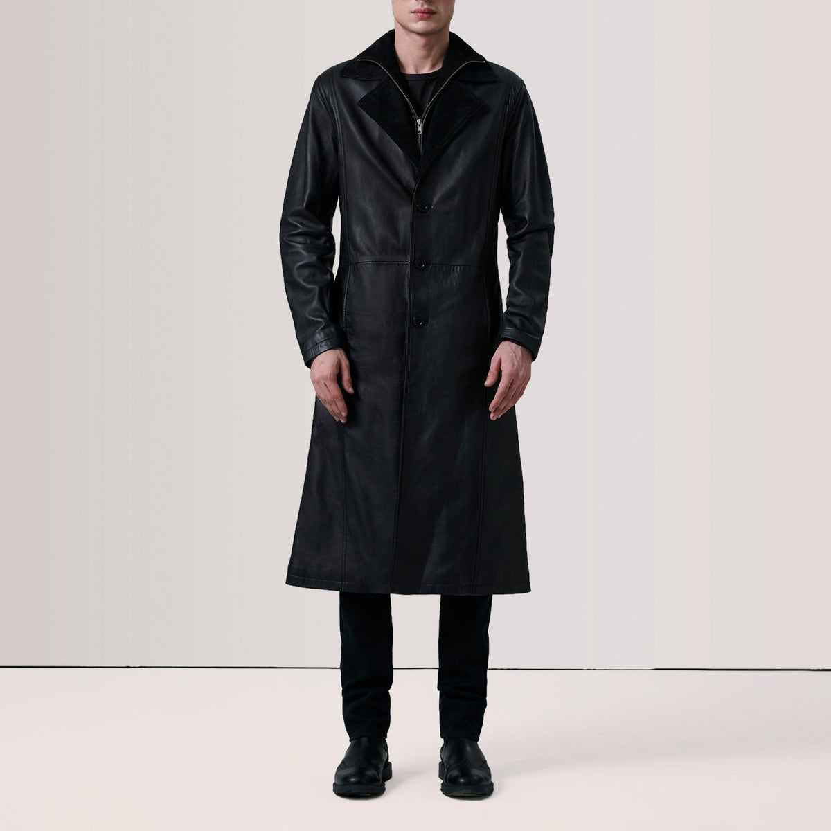 
Black Sheepskin leather Coat - 展现肩线贴合与利落下摆的背部视角