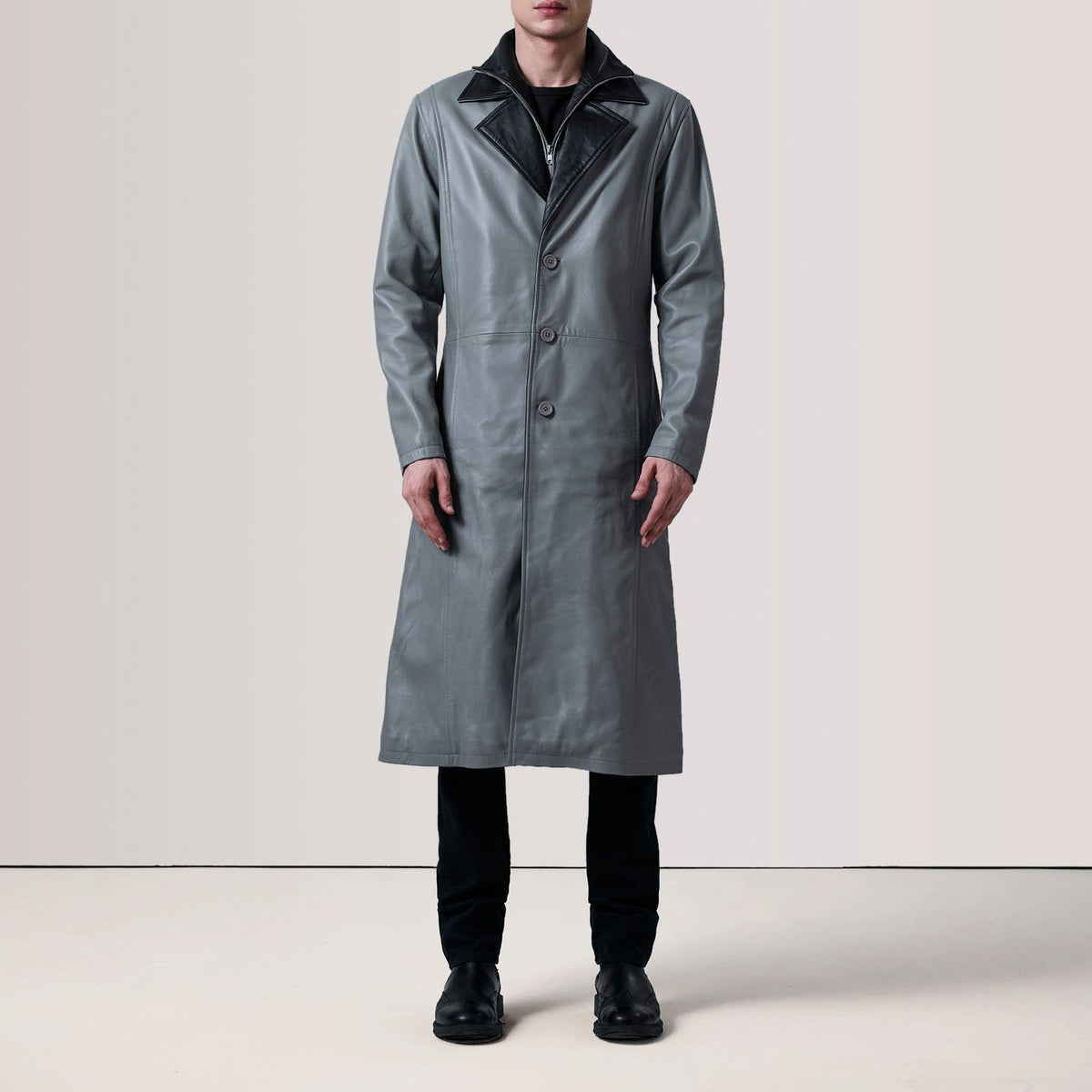 
Grey Sheepskin leather Coat - 展现肩线贴合与利落下摆的背部视角