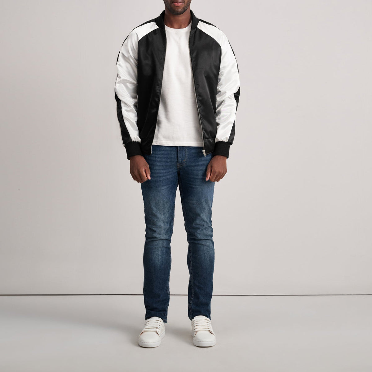 Close-Up Detail of Varsity &amp; Zipper Hardware on Clarke 黑色 Varsity 真皮夹克 男士