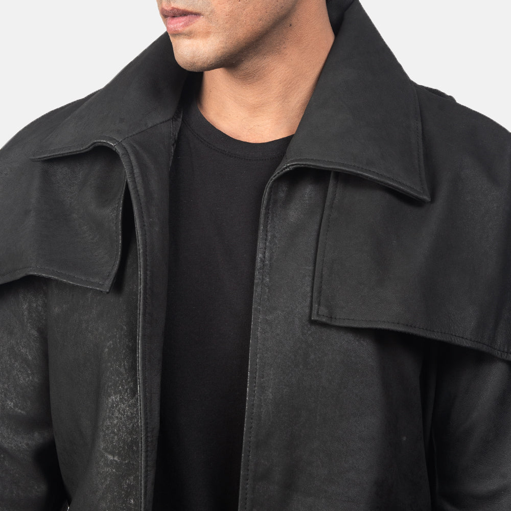 Close-Up Detail of Classic Collar &amp; Heavy-Duty Zipper Hardware on Men's Classic Distressed 黑色 Leather Duster 男士