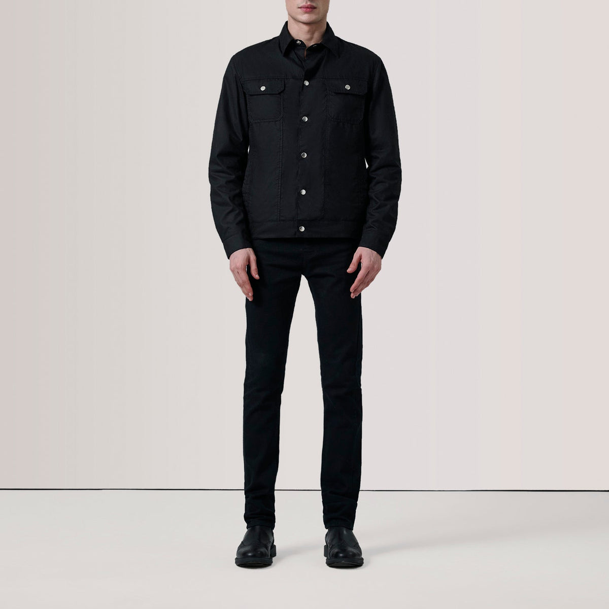 
Black Waxed Cotton Canvas Leather Jacket - 展现肩线贴合与利落下摆的背部视角