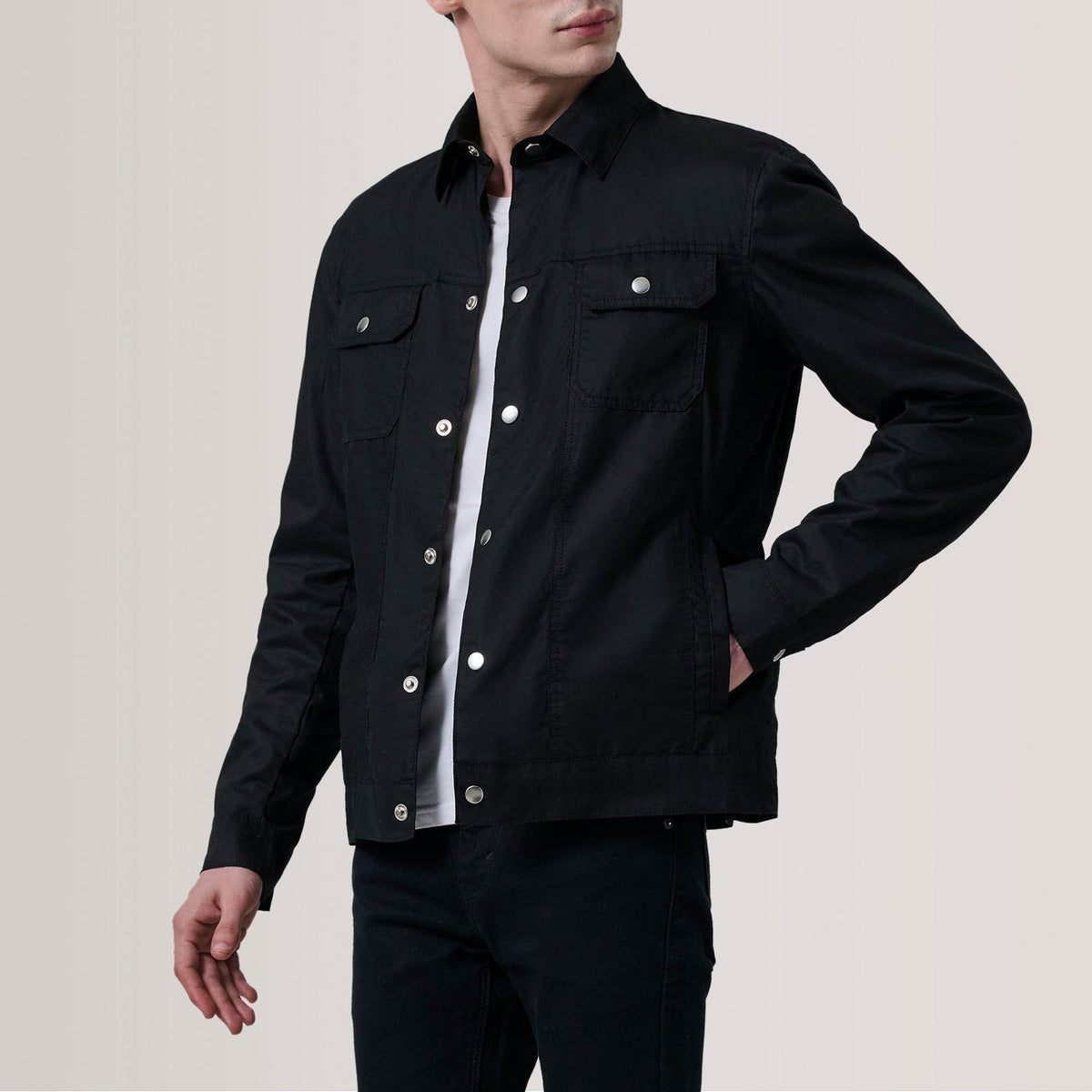 
Colberto 经典黑 Waxed Canvas Trucker 真皮夹克 男士 For Men - 展现立体袖型与合身版型的侧身视角