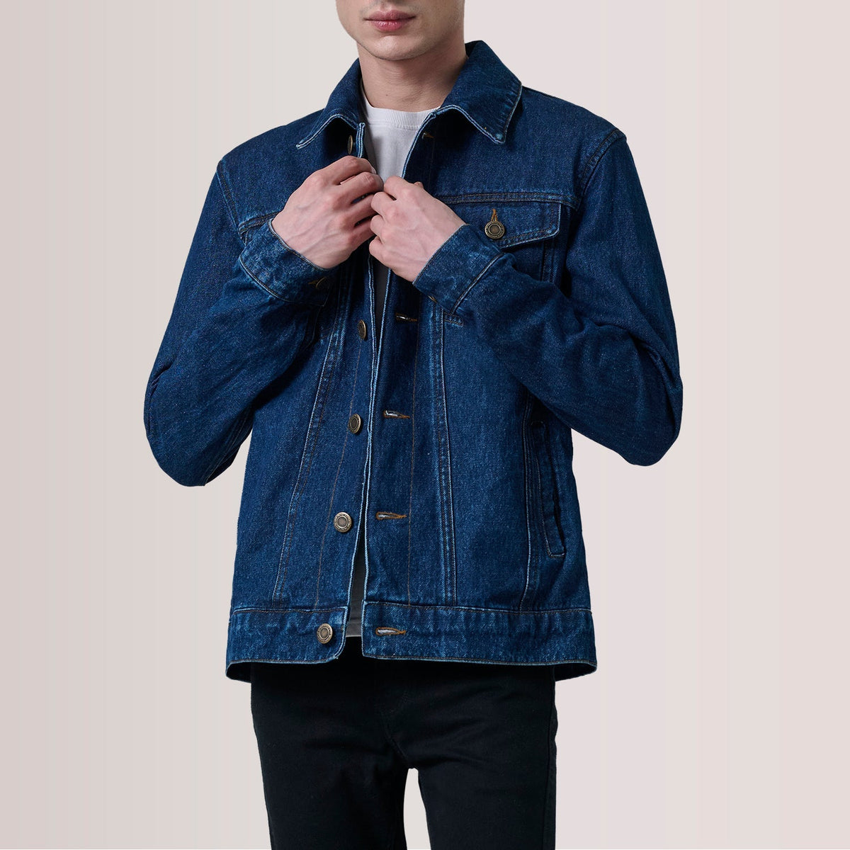 
Conard Dark 深海蓝 Denim Trucker 真皮夹克 男士 For Men in Dark Blue Full-Grain Leather - 正面版型与定制立体剪裁轮廓 | 官方商城选购