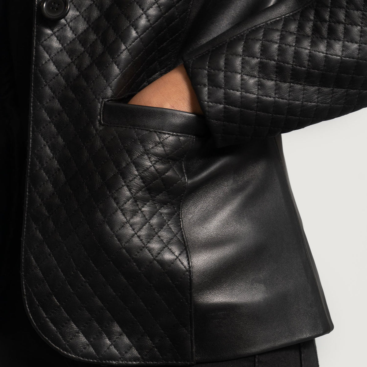 Close-Up Detail of Notch &amp; Button Hardware on Women's Cora Quilted 黑色 真皮西装外套 女士