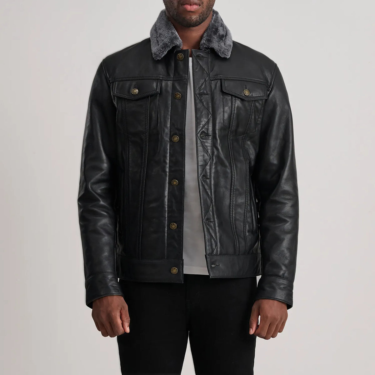 
Dallis 经典黑 Leather Shearling Trucker 真皮夹克 男士 in Black Sheepskin Leather - 正面版型与定制立体剪裁轮廓 | 官方商城选购