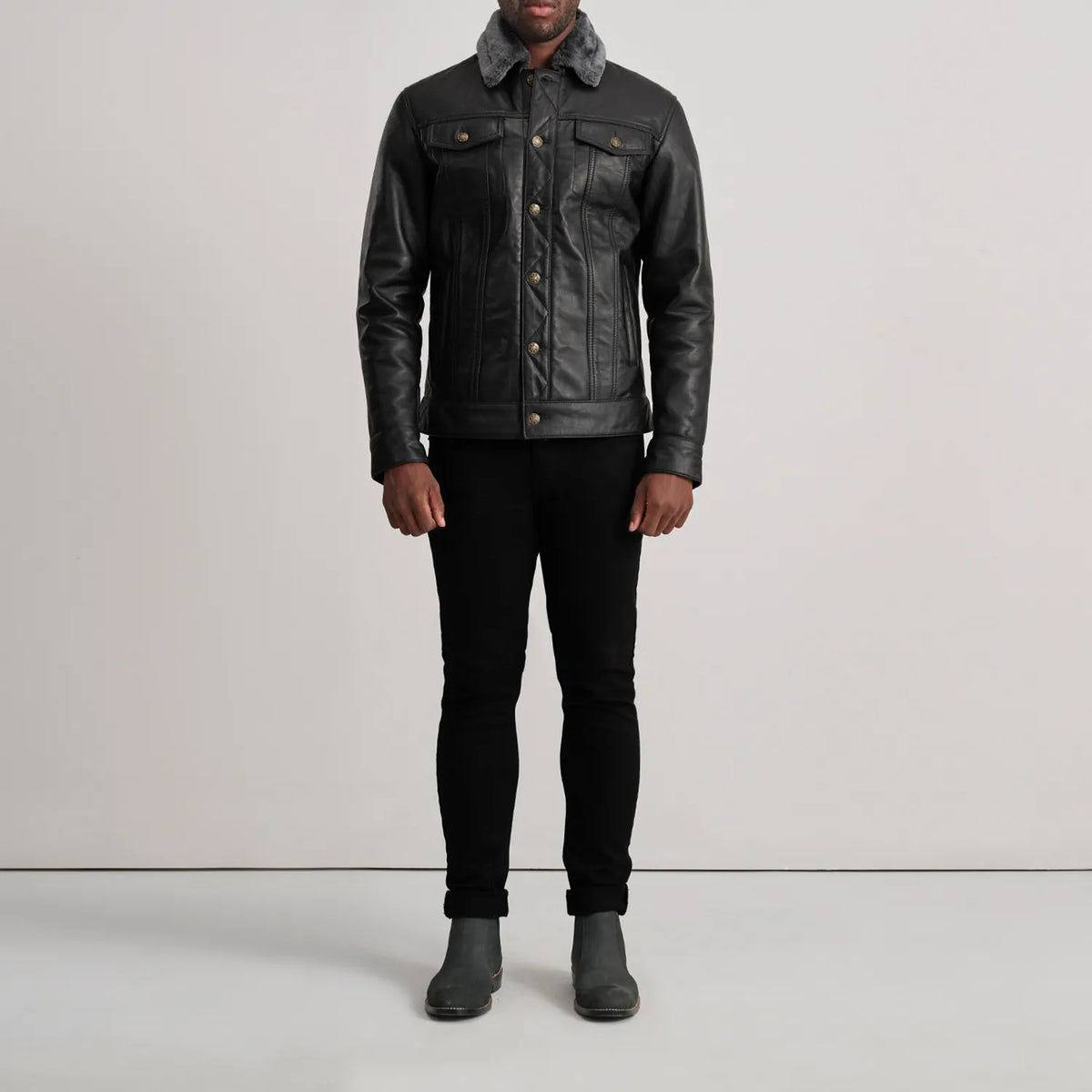
Dallis 经典黑 Leather Shearling Trucker 真皮夹克 男士 - 展现立体袖型与合身版型的侧身视角