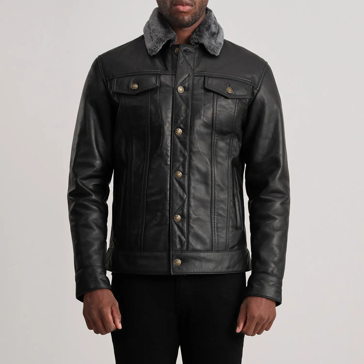 
细节特写 of Classic Collar & Button Hardware on Dallis 经典黑 Leather Shearling Trucker 真皮夹克 男士