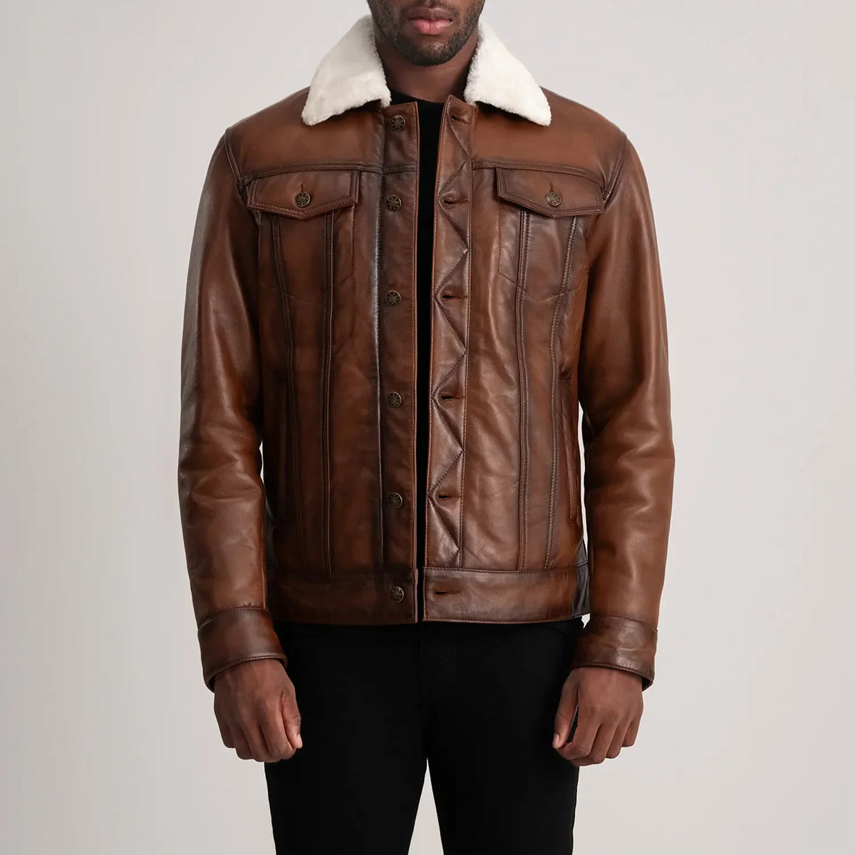
Dallis 复古棕 Leather Shearling Trucker 真皮夹克 男士 in Waxed Brown Sheepskin Leather - 正面版型与定制立体剪裁轮廓 | 官方商城选购