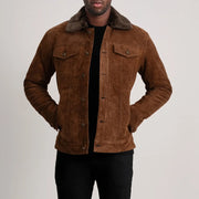 
Dallis 复古棕 Suede Shearling Trucker 真皮夹克 男士 in Brown Goatskin Suede - 正面版型与定制立体剪裁轮廓 | 官方商城选购