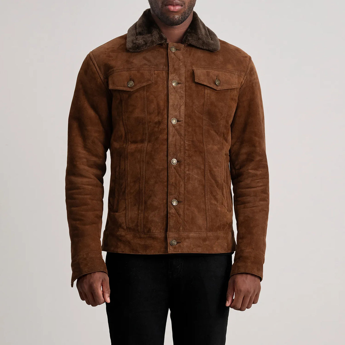 
细节特写 of Classic Collar & Button Hardware on Dallis 复古棕 Suede Shearling Trucker 真皮夹克 男士