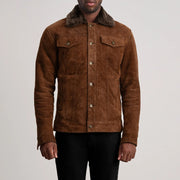 
细节特写 of Classic Collar & Button Hardware on Dallis 复古棕 Suede Shearling Trucker 真皮夹克 男士